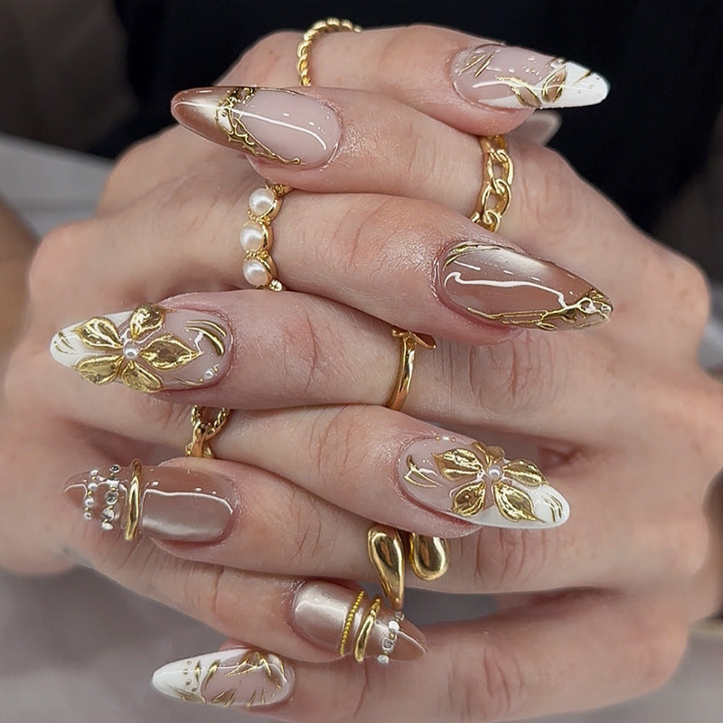 Künstlerisches Press-On Nagelkunst-Set mit eleganten floralen Akzenten Brehn