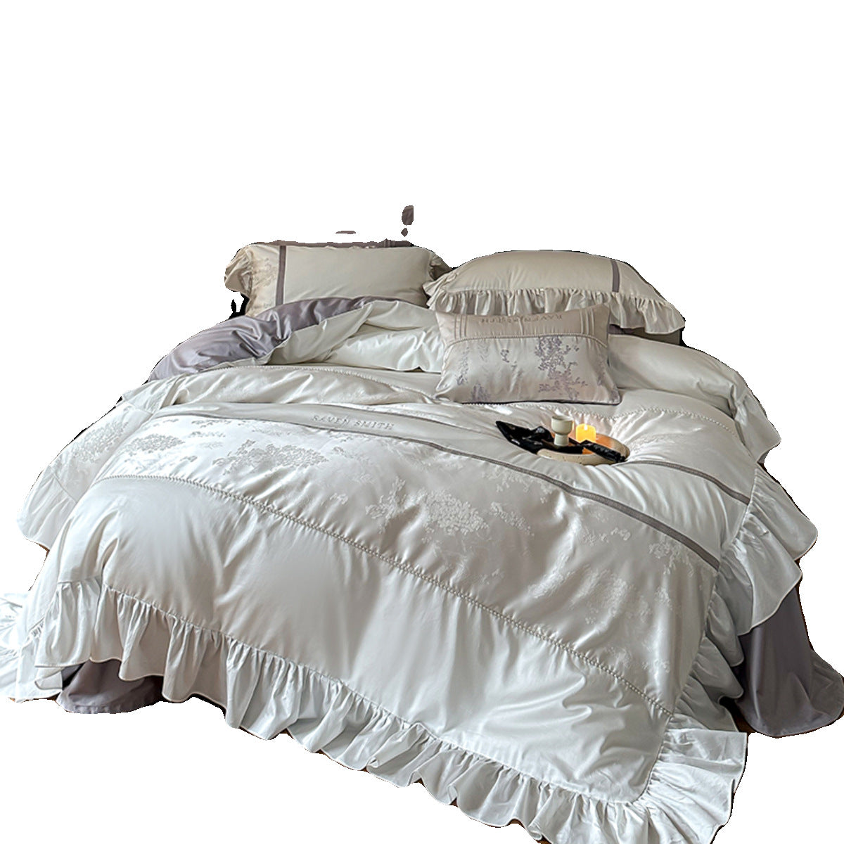 Elegante Satin-Bettgarnitur mit Rüschenvolant, feinem Jacquard und Zierkissen