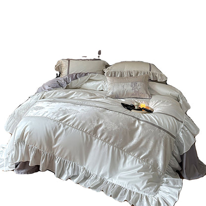 Elegante Satin-Bettgarnitur mit Rüschenvolant, feinem Jacquard und Zierkissen