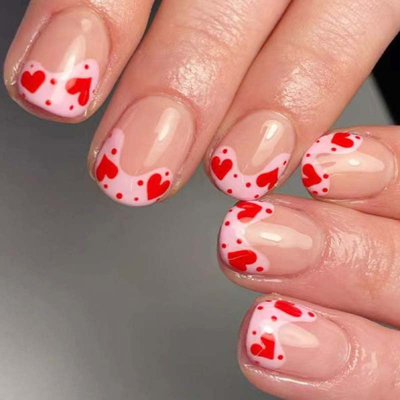 Kunstvoll gestaltete Nagelspitzen mit Herzmotiven Brehn