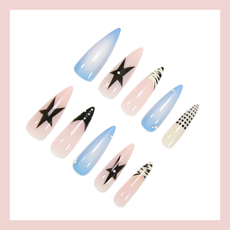 Kunstnagelset mit stylischen geometrischen Designs und glamourösen Akzenten Brehn
