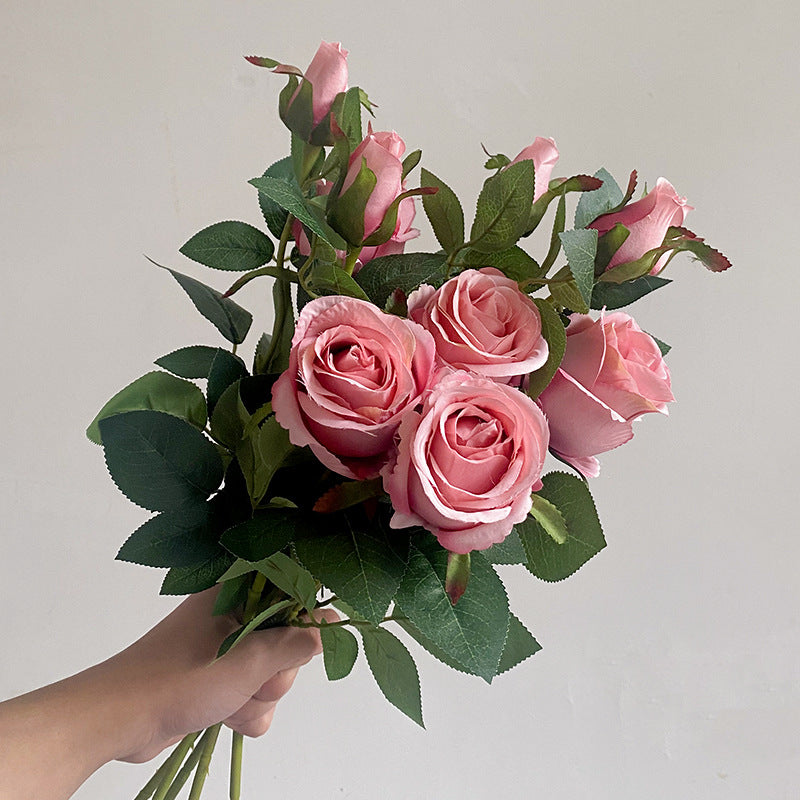 Realistische künstliche Rosenstängel