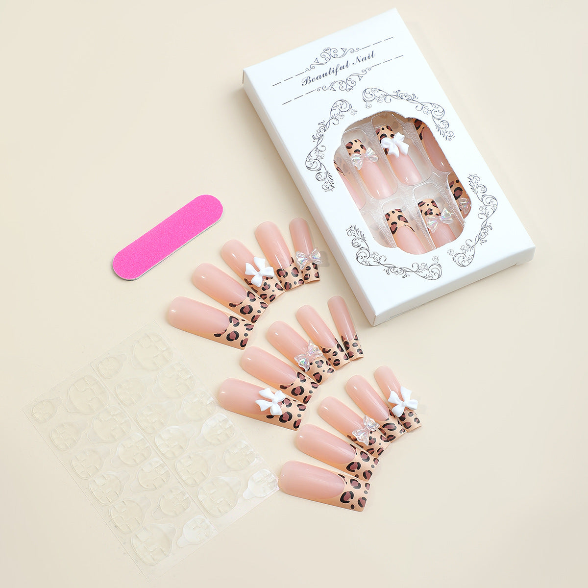 Dekoratives Press-On-Nagelset mit schickem Tierdruck und Edelsteinakzenten Brehn