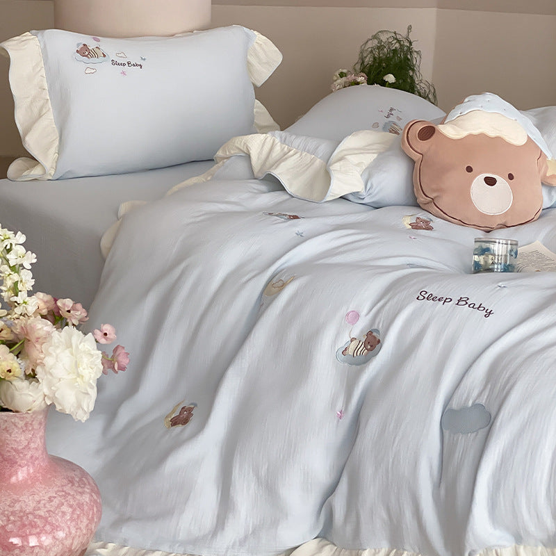 Bettwäschegarnitur im Baby-Motiv aus weichem Baumwollmix mit Rüschensaum