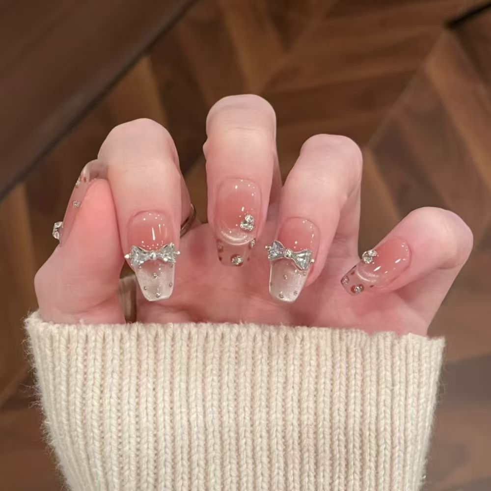 Kunstnägel mit Zarten Strass- und Schleifenakzenten Brehn