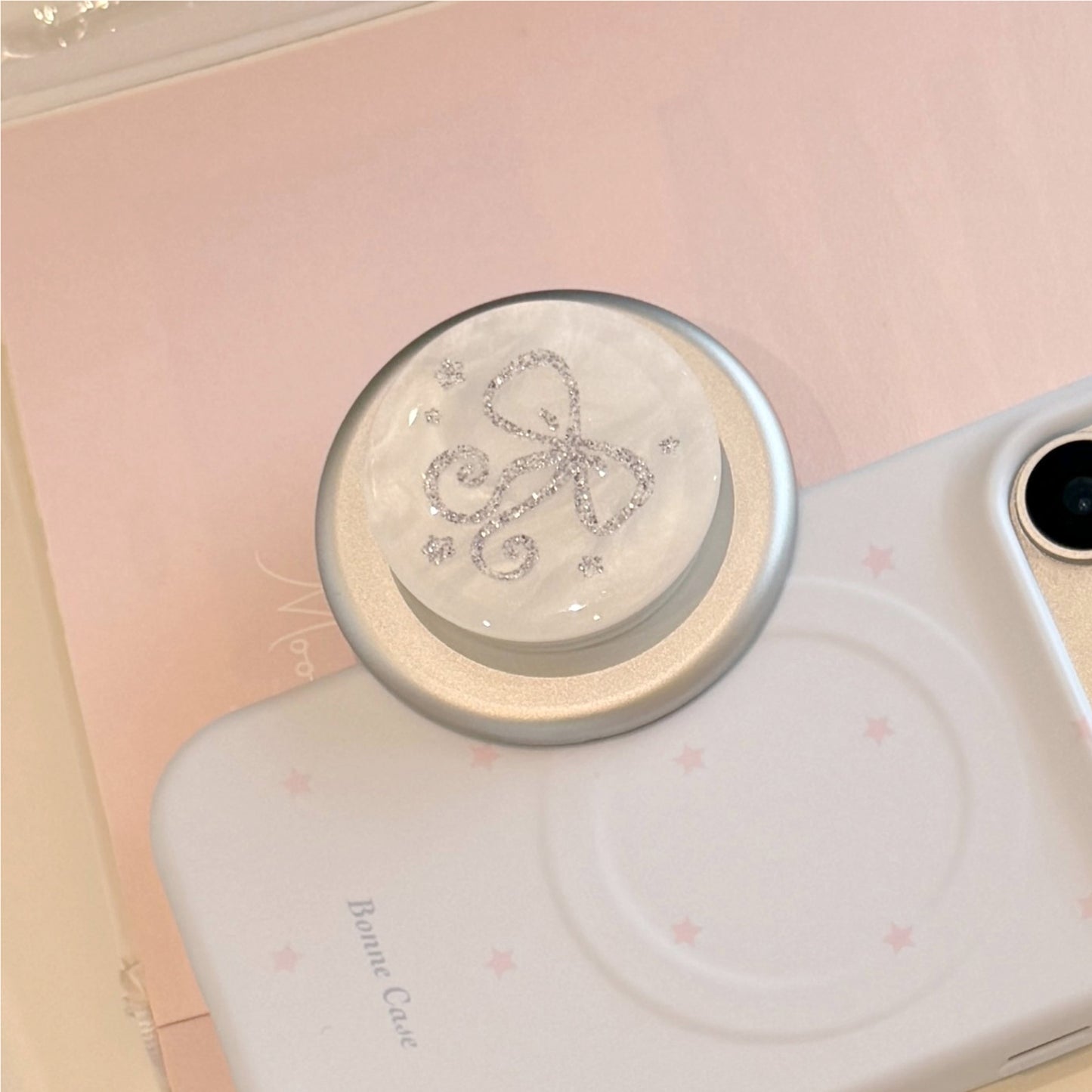 Stilvoller Smartphone Fingerhalter mit Glitzer Schleifendesign Brehn