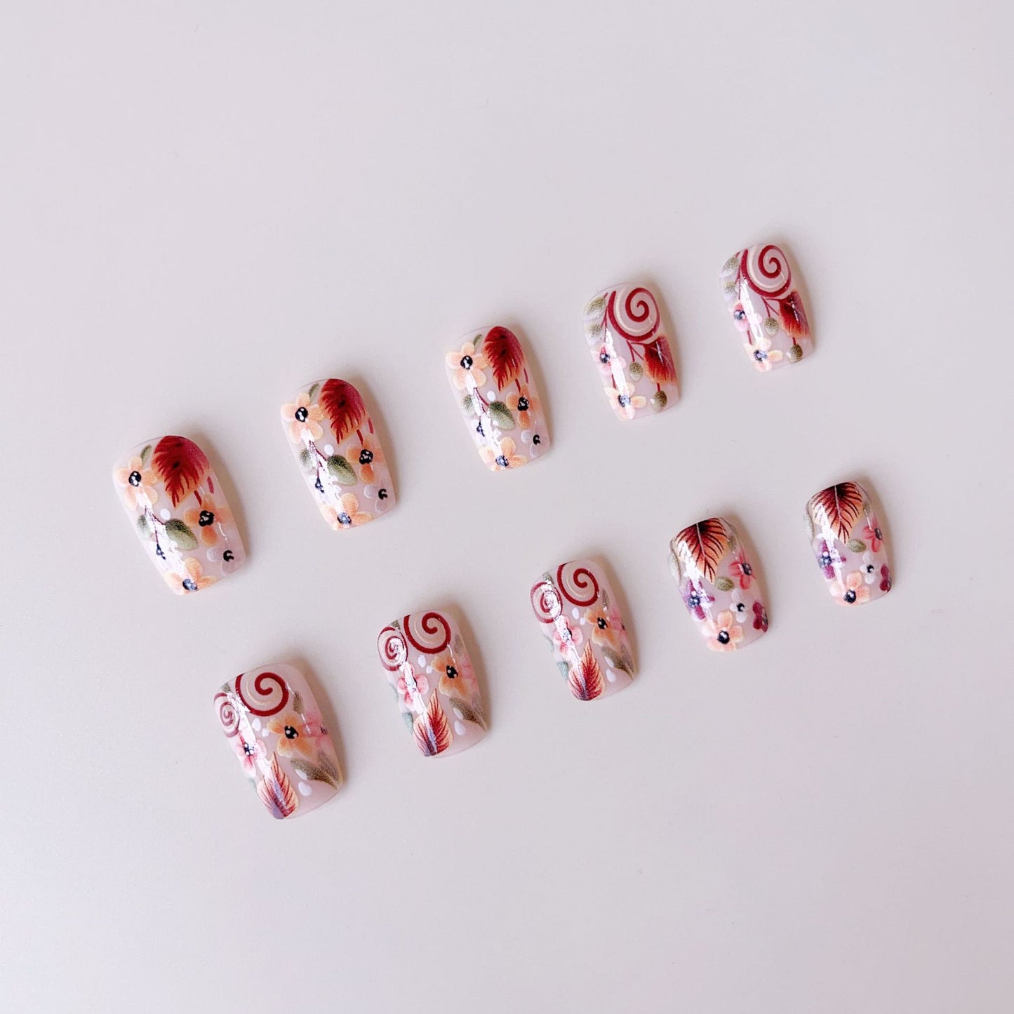 Kunstnagelset mit auffälligen floralen Verzierungen Brehn