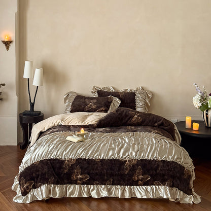 Luxuriöses Bettwäsche-Set mit Schmetterlingsmuster, Satin-Rüschen und gesteppter Decke Brehn