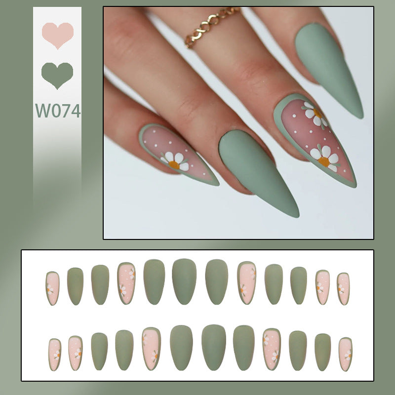 Kunstvolle Nagelspitzen mit Blumendesign Brehn