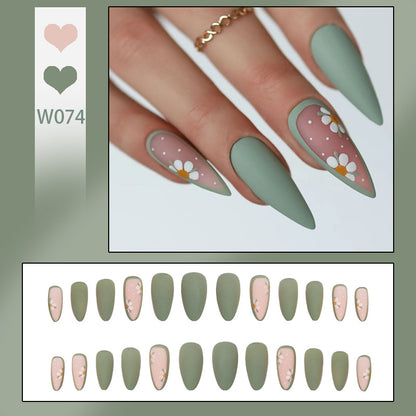 Kunstvolle Nagelspitzen mit Blumendesign Brehn
