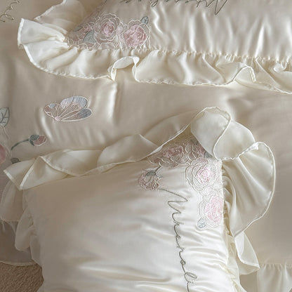 Luxuriöse Satin-Bettwäschegarnitur mit reliefbestickten Rosenapplikationen und Volant