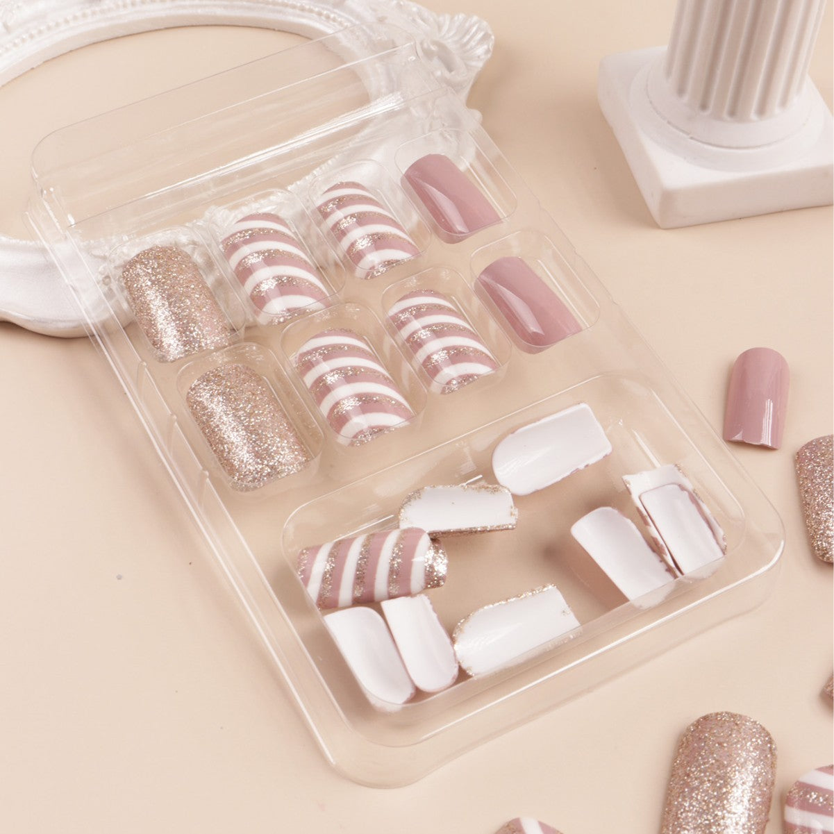 Glamouröse Glitter- und Streifen-Press-On-Nagelkunst Brehn