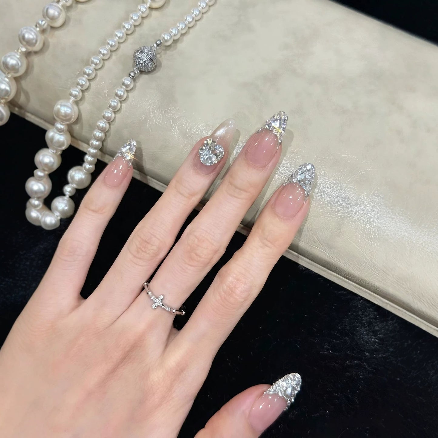 Elegante mit Strass akzentuierte Press-On-Nagelspitzen Brehn