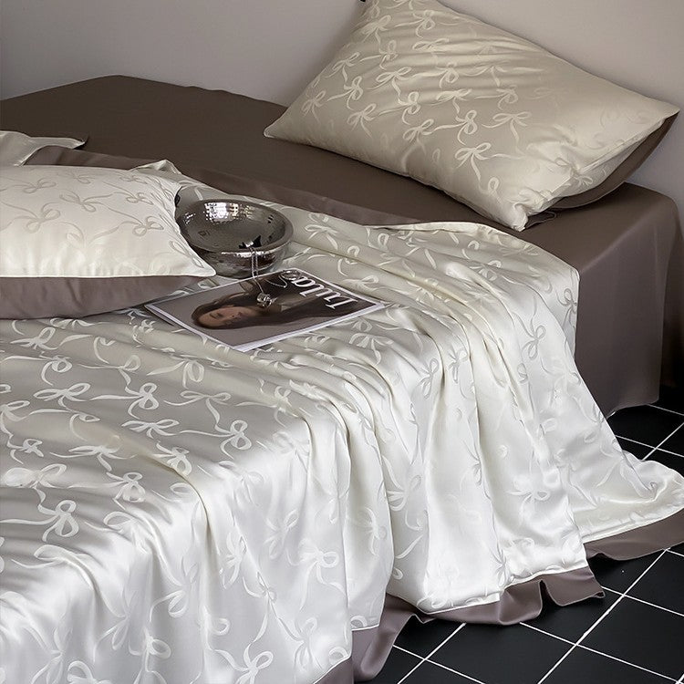 Premium-Satin-Bettwäschegarnitur mit feinem Jacquardrelief und seidig-mattem Finish