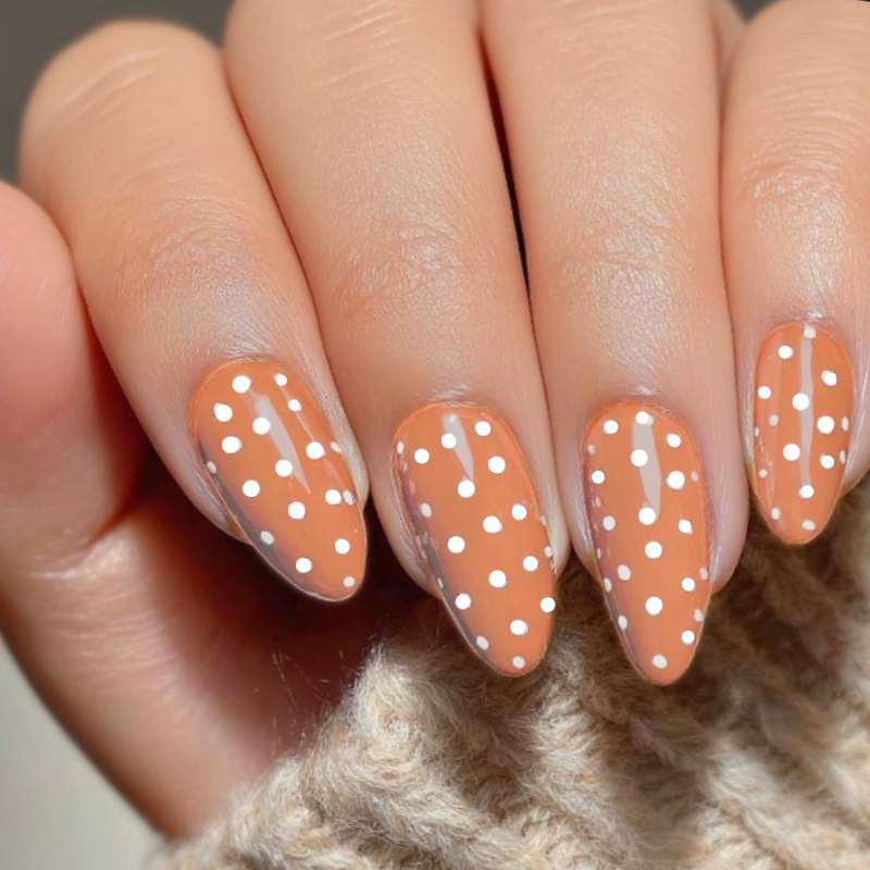 Künstlerisches Press-On Nagelset mit gepunktetem Design Brehn