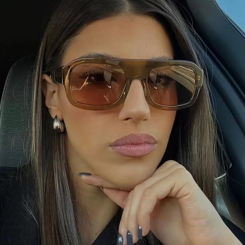 Damen modische Sonnenbrille mit robustem Rahmen und breiten Gläsern Brehn