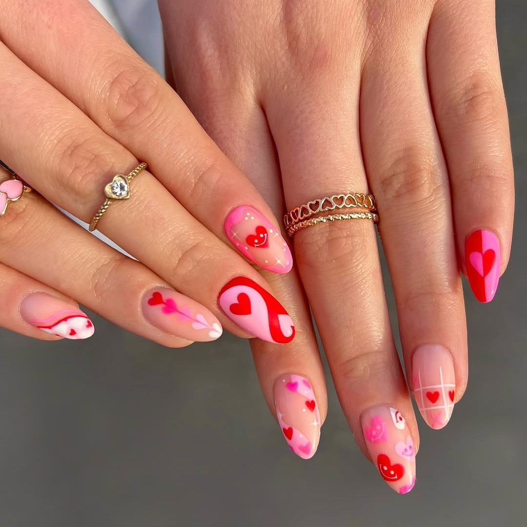 Kunstnagelset mit romantischen Herzmotiven und modernen Designs Brehn