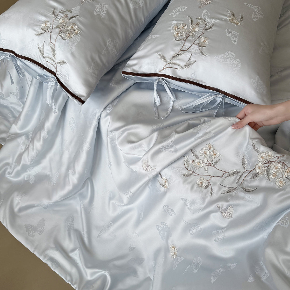 Leichtes Jacquard-Satin-Bettwäsche-Set mit besticktem Schmetterlingsmotiv und Dekorrolle Brehn
