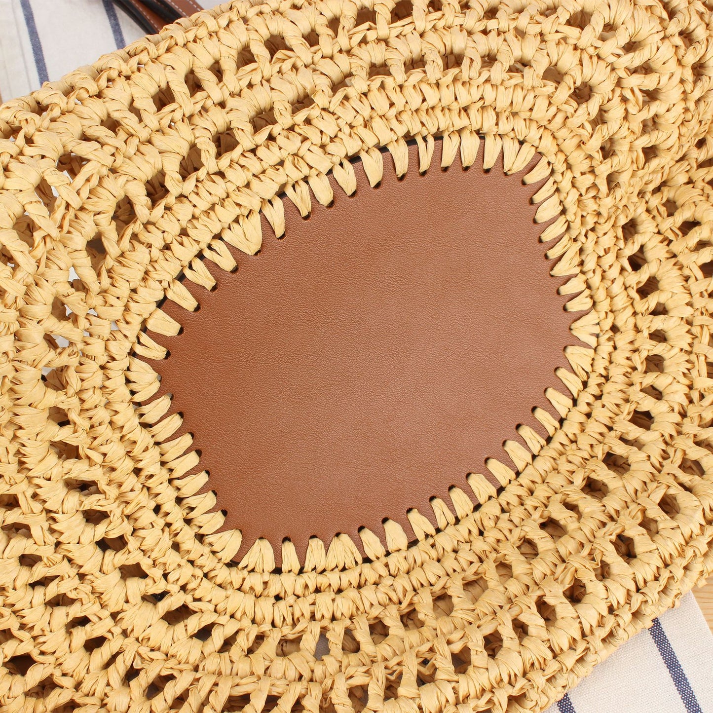 Handtasche Aus Geflochtenem Naturmaterial mit Hochwertigem Lederdetail Brehn