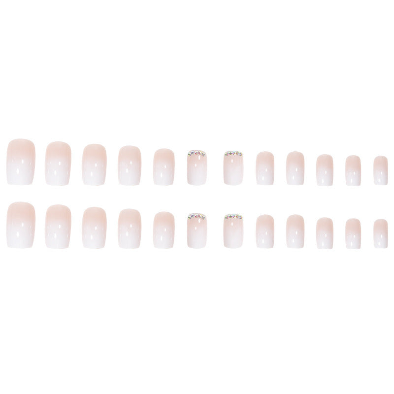 Elegantes Nagelset mit Strass-Akzenten zum Aufkleben