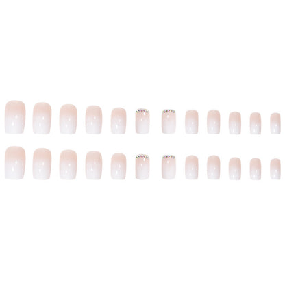 Elegantes Nagelset mit Strass-Akzenten zum Aufkleben