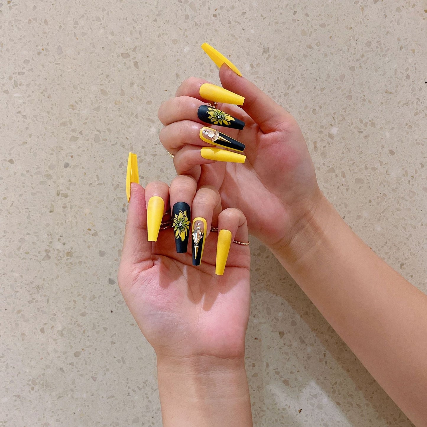 Kunstnagelset mit glamourösen 3D-Verzierungen und detaillierter Blumenillustration Brehn