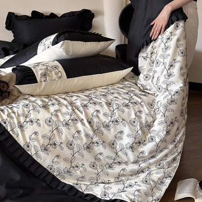 Elegante Wendebettwäsche-Garnitur aus feinem Satin mit botanischem Konturprint und Plissee-Bordüre