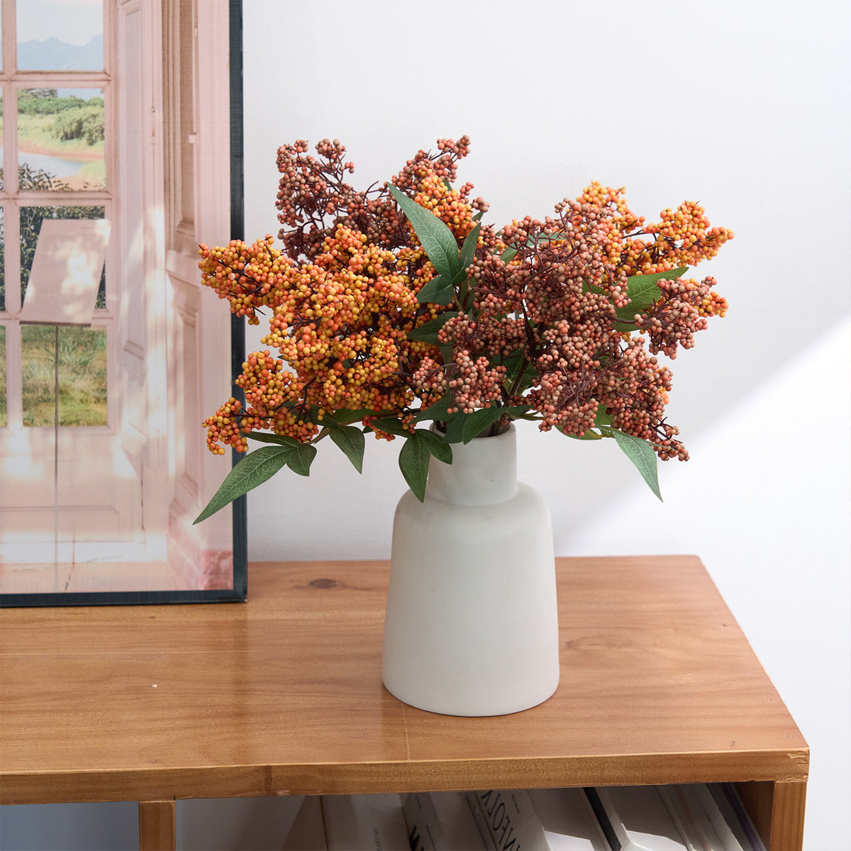 Lebensechte dekorative Beerenblumenanordnung