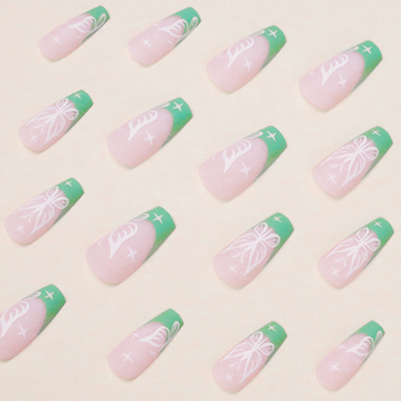 Kunstvolle Nailart mit floralen Akzenten Brehn
