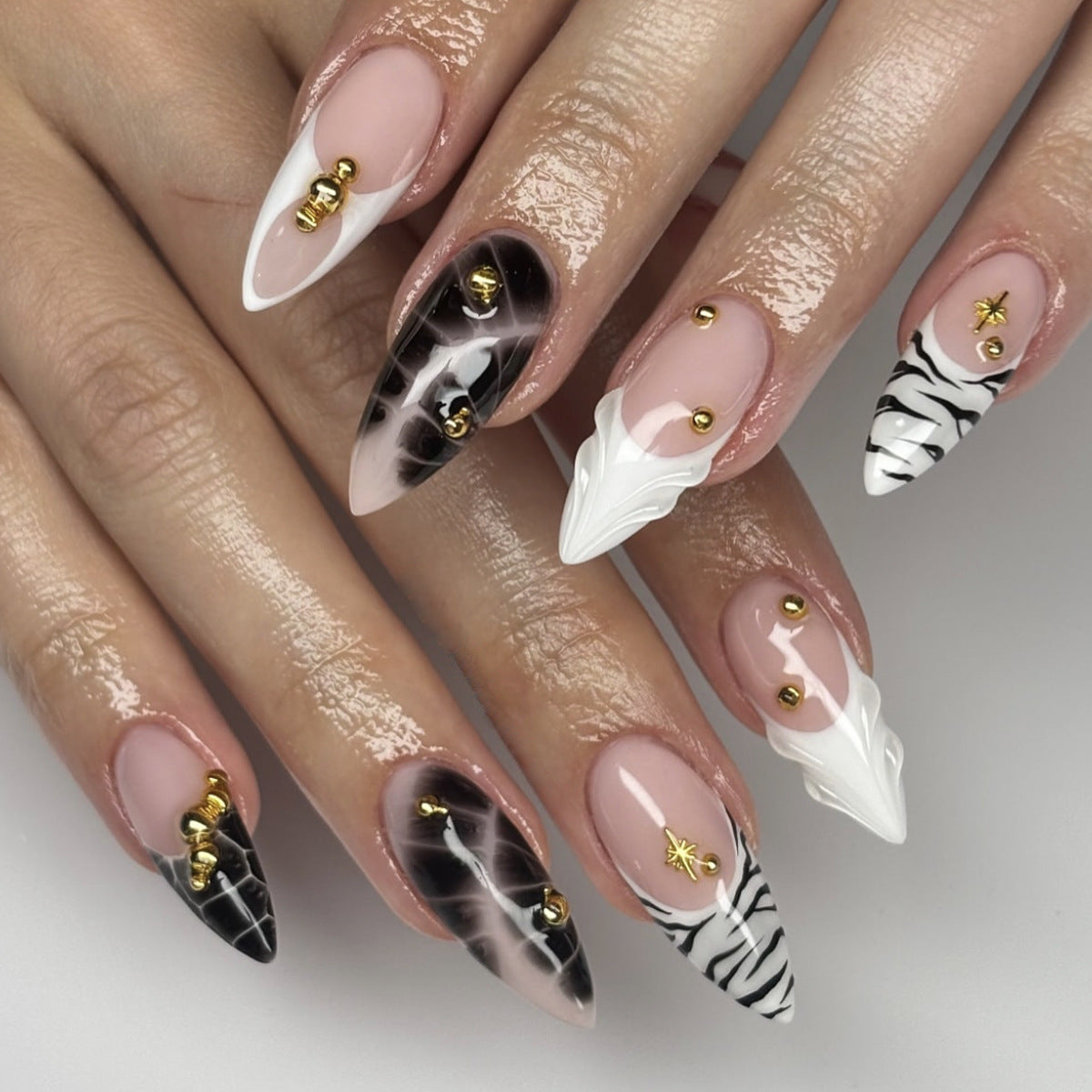 Elegante Stiletto Nagelkunstverlängerungen mit geometrischem Design Brehn