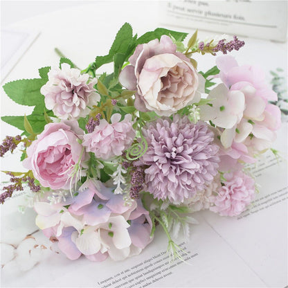 Eleganter künstlicher Blumenstrauß mit gemischten Blüten