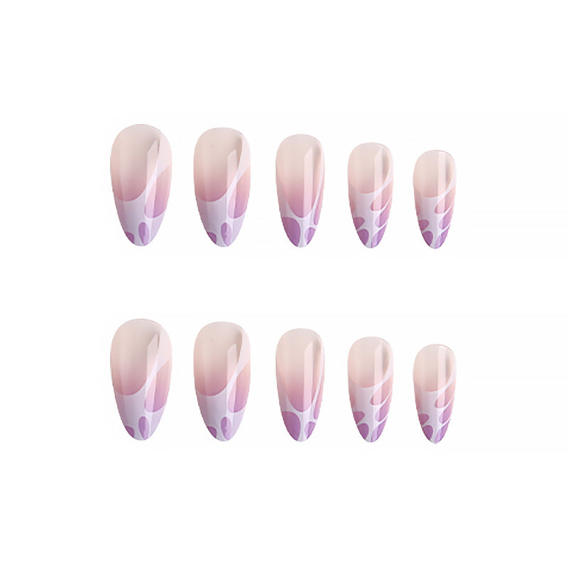Kunstvolle Nagelspitzen mit elegantem Muster Brehn