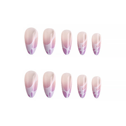 Kunstvolle Nagelspitzen mit elegantem Muster Brehn