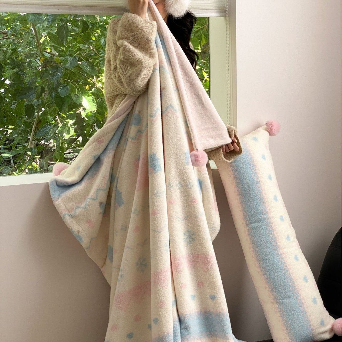 Weiche Wohndecke aus Microfleece mit Bommel und nordischem Bärchenmuster