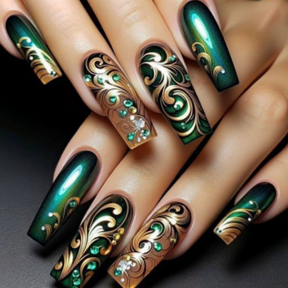 Kunstnägel mit Eleganten Gold- und Grüntönen Brehn