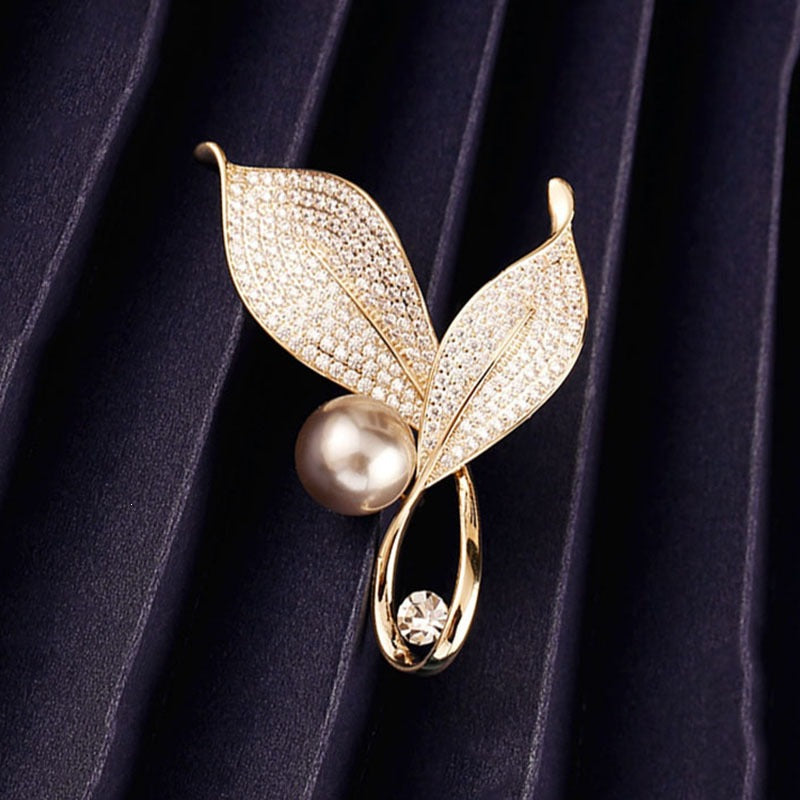 Elegante und Glamouröse Brosche mit Perlen und Kristallen Brehn