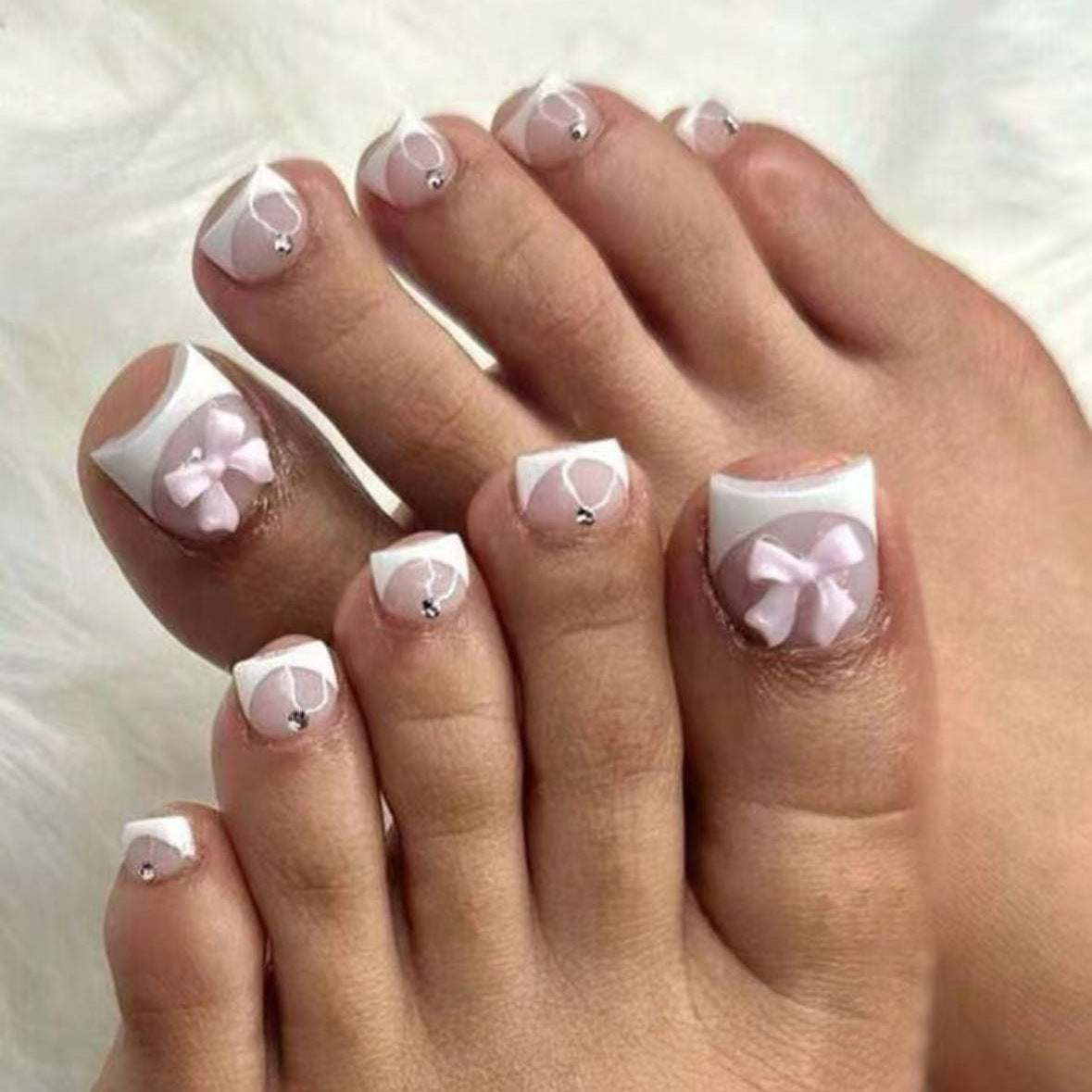 Fußnagelkunstset mit elegantem französischen Design und romantischen Schleifen Brehn