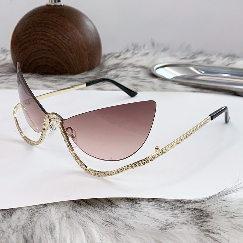 Damen extravagant geformte Cat-Eye Sonnenbrille mit funkelnden Applikationen Brehn