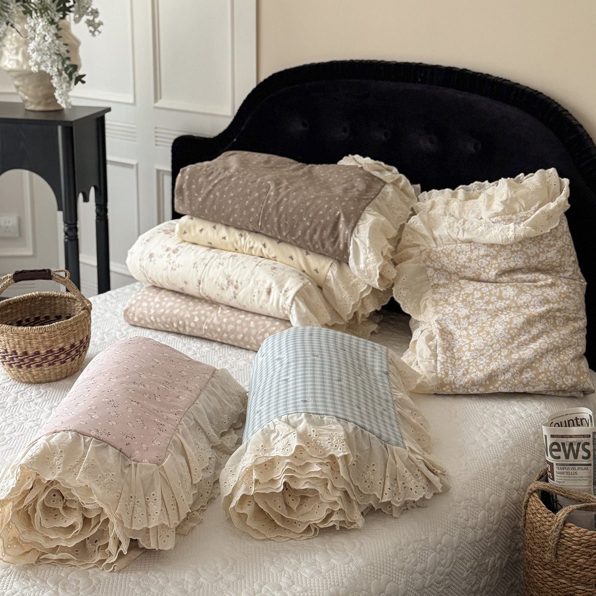 Gesteppte leichte Blumencotton-Bettdecke mit Rüschensaum und wendbarem Design