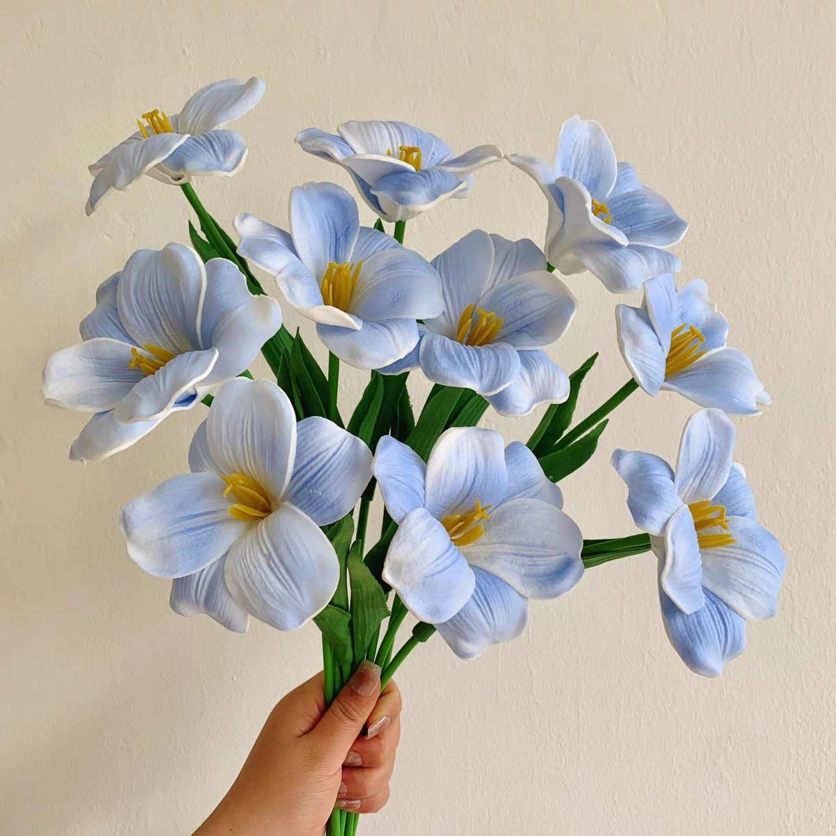 Lebensechte dekorative Blumenarrangement