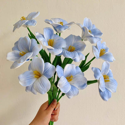 Lebensechte dekorative Blumenarrangement