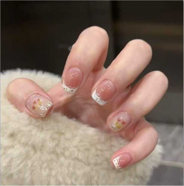 Kunstvolle Nagelkunst mit Glitzer- und Blumenapplikationen Brehn