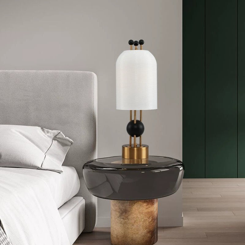 Moderne dekorative Tischlampe mit geometrischem Design