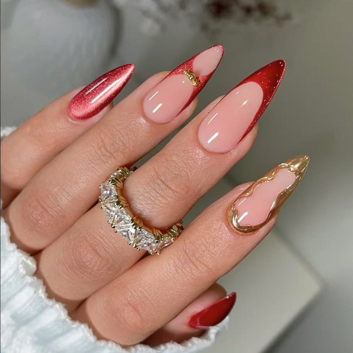 Kunstvolle Nagelverlängerungen mit Glamourösem Design und Glitzer Brehn