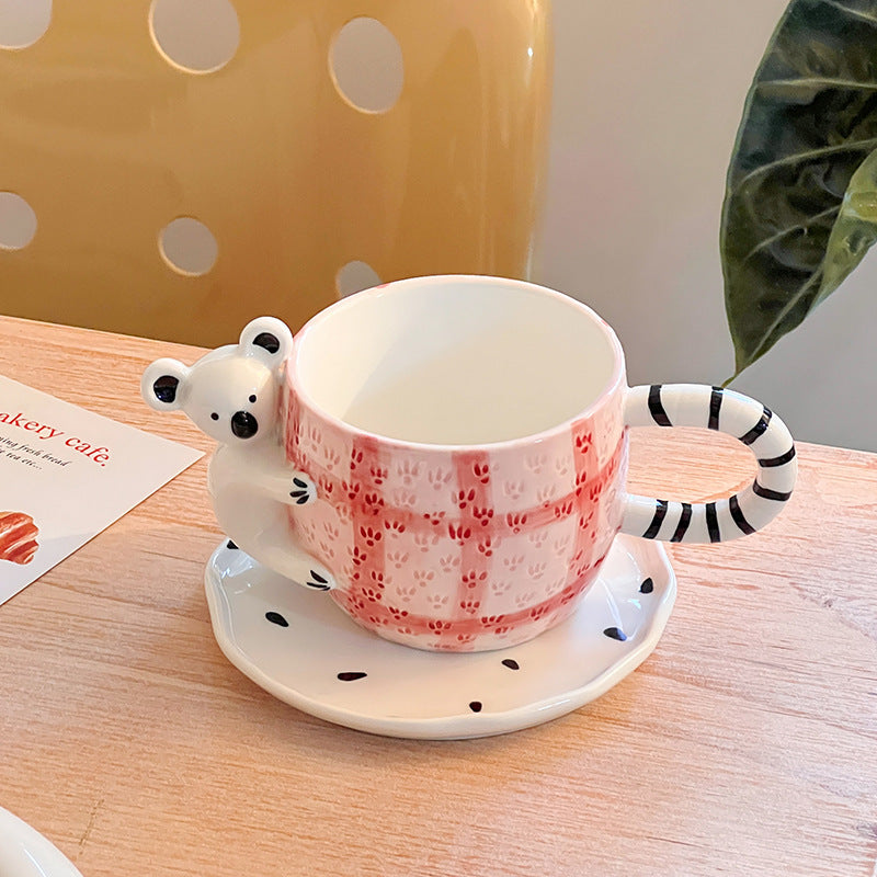 Verspieltes Keramik-Tassen-Set mit Koala-Reliefgriff und passender Untertasse