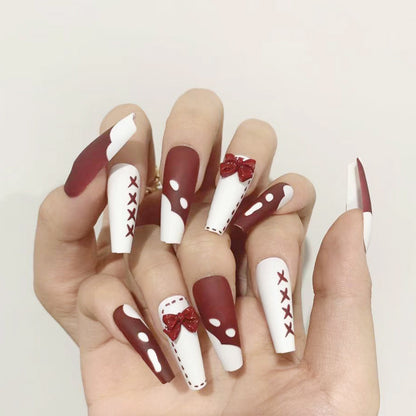 Kunstvolle Stiletto-Nägel mit Dekor und Glitzer Brehn