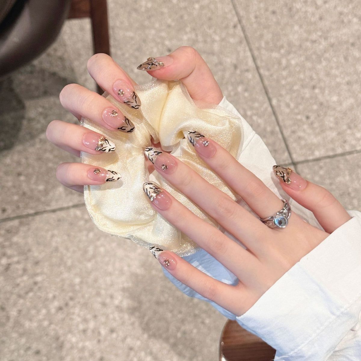 Künstlerisches Press-On Nagelkunst Set mit luxuriösen Gold- und Schwarzmotiven