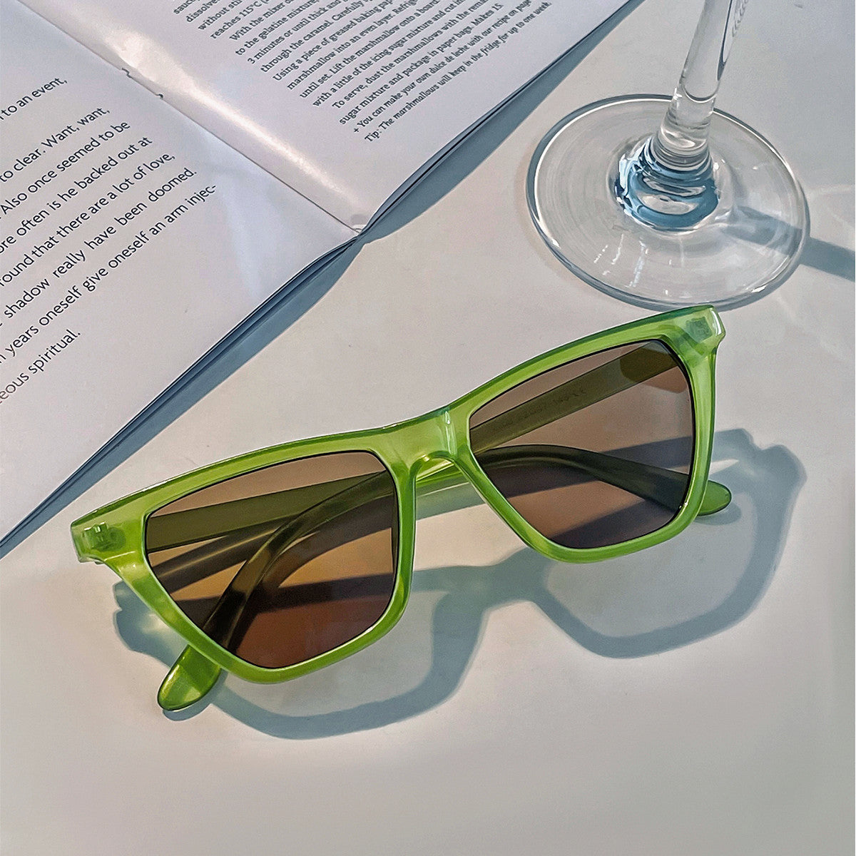 Damen Cat-Eye Sonnenbrille mit modernem, durchscheinendem Rahmen Brehn