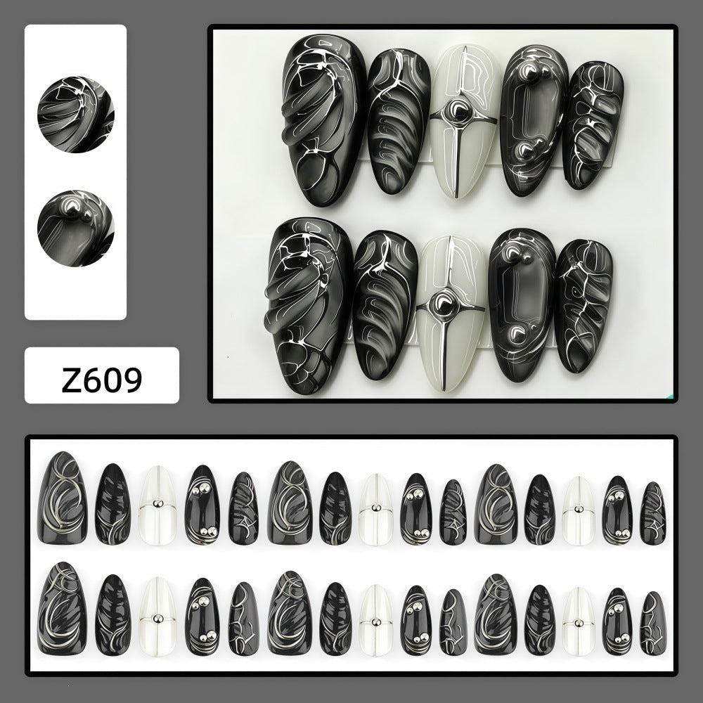 Kunstnagel-Set mit modernem Design und filigranen Akzenten Brehn