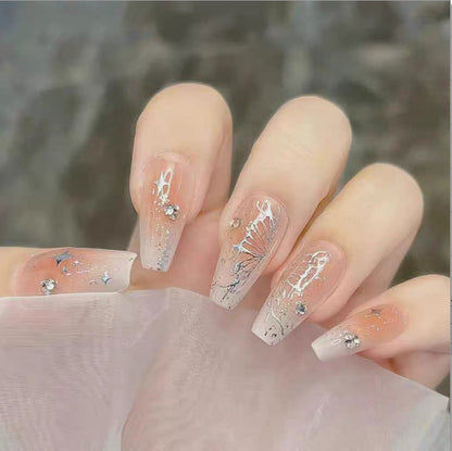 Kunstvolle Nagelkunst mit Glitzer- und Blumenapplikationen Brehn